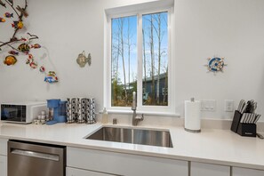 Private kitchen - LE2: 4-bedroom 3,5 bathroom house in gorgeous Anchorage neighborhood with AC (Anchorage)
