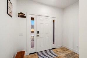 Interior - LE2: 4-bedroom 3,5 bathroom house in gorgeous Anchorage neighborhood with AC (Anchorage)