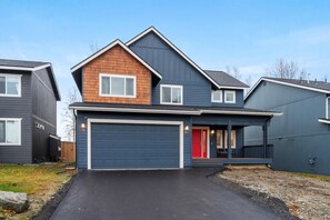 Exterior - LE2: 4-bedroom 3,5 bathroom house in gorgeous Anchorage neighborhood (Anchorage)