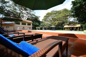 Una piscina al aire libre