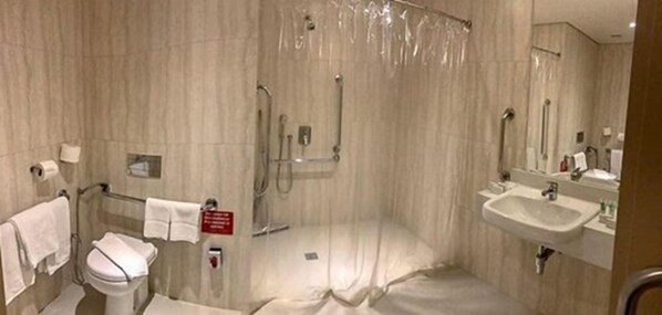 A modern bathroom with a shower, toilet, and sink. - Ibis Styles Curitiba Airport Hotel (Sao Jose dos Pinhais)