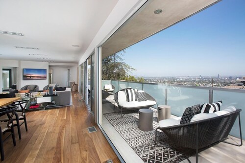 Belle Horizon - Modern Villa With Expansive Balcony and Views