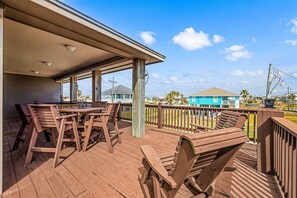 Outdoor dining - Blissful Waves - Pet Friendly, Walk to the Beach! (Bolivar Peninsula)