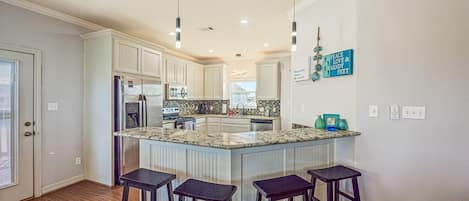 Kjøleskap, mikrobølgeovn, ovn og kokeplater