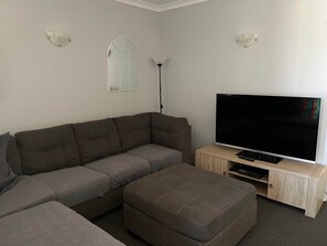 TV, DVD player, ping pong - Hibiscus Haven in Eaton (Eaton)