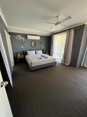 4 bedrooms, iron/ironing board, WiFi, bed sheets - Hibiscus Haven in Eaton (Eaton)