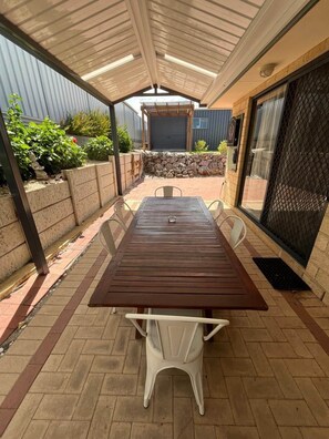 Outdoor dining - Hibiscus Haven in Eaton (Eaton)