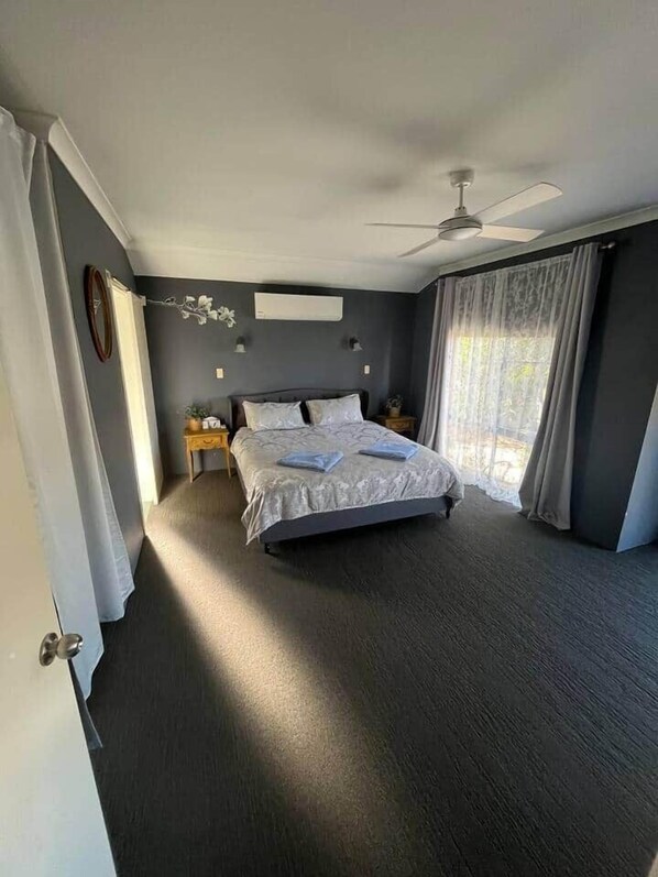 Iron/ironing board, WiFi, bed sheets, wheelchair access