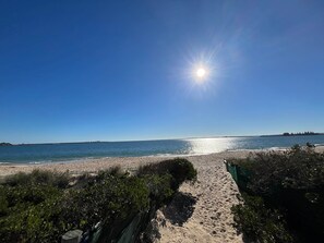 A beach with a clear sky and the sun shining. - Hibiscus Haven in Eaton (Eaton)