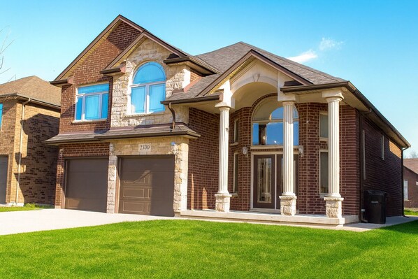 Exterior - Executive 2BR Lower Suite · Private & Spacious/Near US Border (Windsor)
