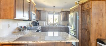 Spacious 4bedroom, Peaceful Home Near Trails & Attractions