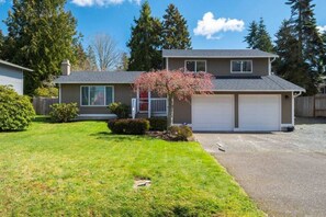 Exterior - Location, Space, & Serenity Perfect Group Getaway! (Lynnwood)