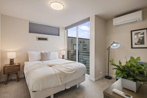 2 bedrooms, iron/ironing board, internet - Rooftop Vibes! | Greenlake | UW Near Downtown (Seattle)