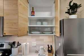 Fridge, microwave, oven, stovetop - Westlake Nest | Minutes to DT | Quiet & Renovated! (Seattle)