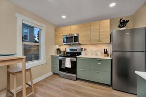 Réfrigérateur, four à micro-ondes, un four, surface de cuisson