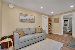 Offices - Westlake Nest | Minutes to DT | Quiet & Renovated! (Seattle)