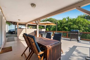 Outdoor dining - Vintage Westlake Hideaway w/patio & Lake Views! (Seattle)