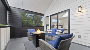 Terrace/patio - Ballard Hangout - Arcade, Covered deck, Sleeps 10! (Seattle)