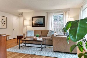 TV, offices - Mellow Yellow | UW & Children's | Backyard Patio! (Seattle)