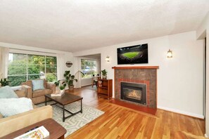 TV, offices - Mellow Yellow | UW & Children's | Backyard Patio! (Seattle)