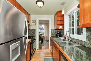 Fridge, microwave, oven, stovetop - Mellow Yellow | UW & Children's | Backyard Patio! (Seattle)