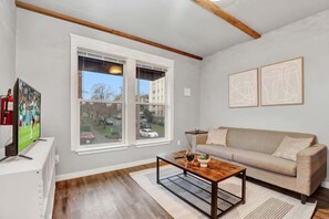 TV, offices - DT Action! | Extended stay | Work, Play, & Relax! (Tacoma)