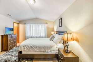 Iron/ironing board, Internet - Serenity in Prime Everett Craftsman | Near Boeing! (Everett)