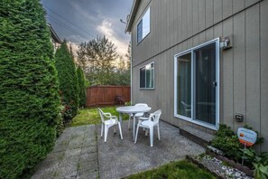 Outdoor dining - Serenity in Prime Everett Craftsman | Near Boeing! (Everett)