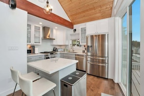 Fridge, microwave, oven, stovetop - Lakefront Escape | Fire pit, Pets & Amazing Views (Stanwood)