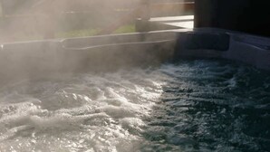 Un bain à remous doté de jets d’eau créant une surface en mouvement.
