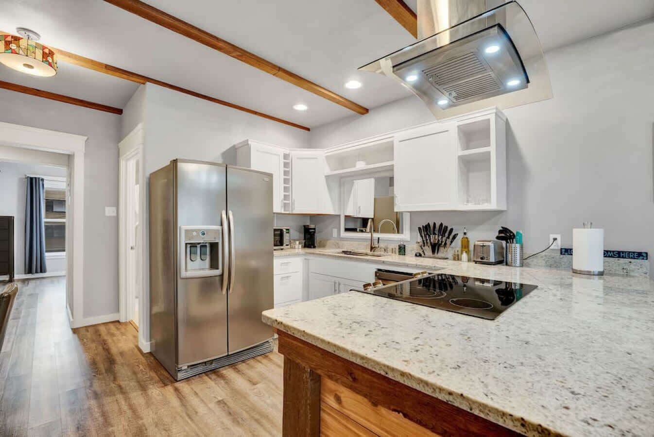 Jääkaappi, mikroaaltouuni, uuni, liesi