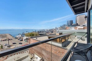 Property grounds - Live & Work! | Waterfront views + Prime DT | Fast Wi-fi (Seattle)