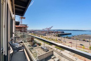 Property grounds - Live & Work! | Waterfront views + Prime DT | Fast Wi-fi (Seattle)