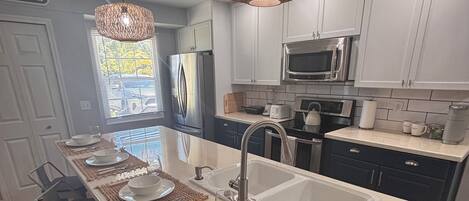 KĂŒhlschrank, Mikrowelle, Ofen, Herdplatte