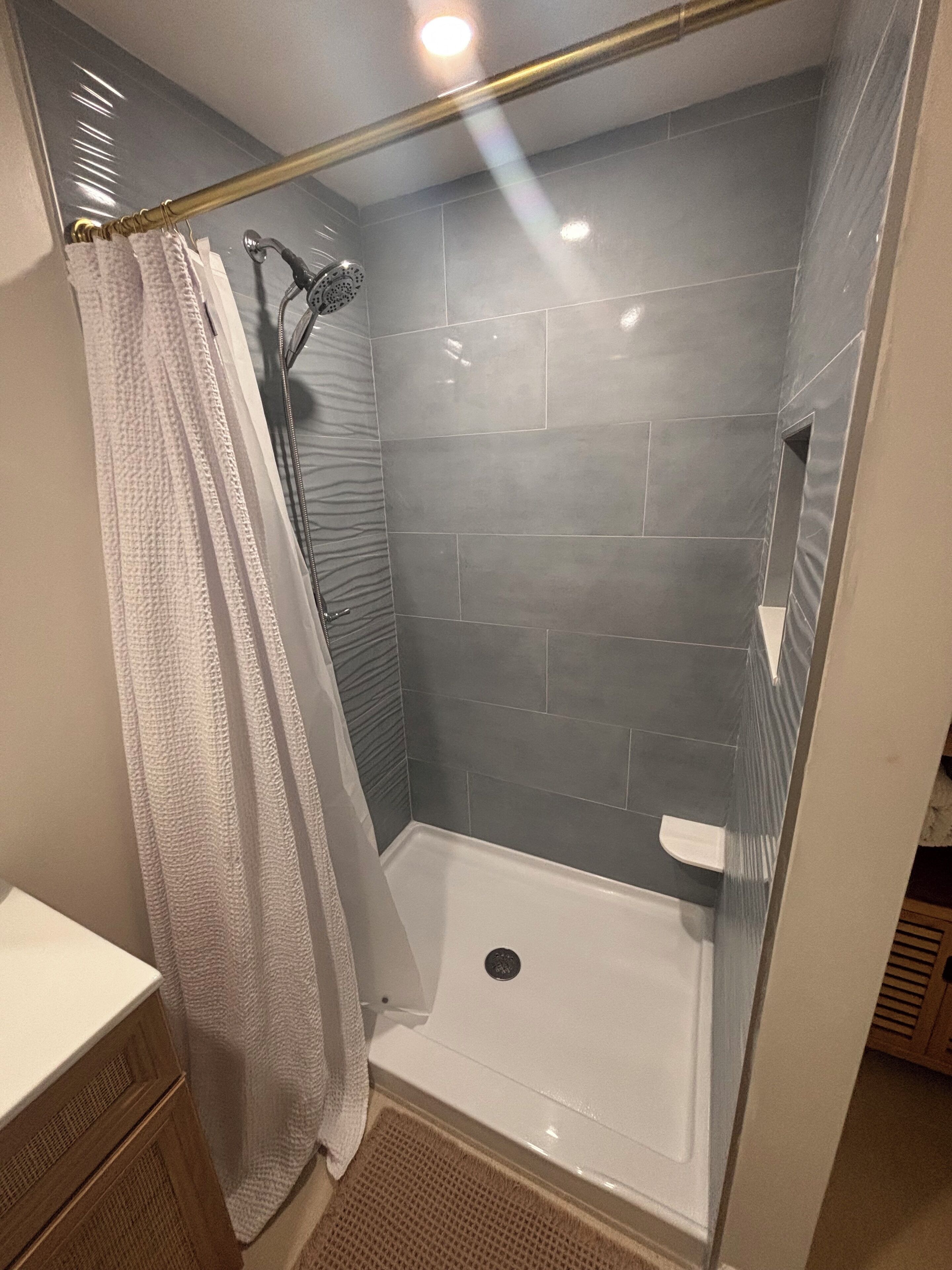 シャワー、ヘアドライヤー、タオル、石鹸