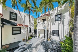 Outdoor dining - Art Deco Stay  1 Block from ocean  Balcony (Miami Beach)