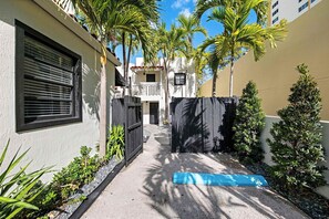 Exterior - Art Deco Stay  1 Block from ocean  Balcony (Miami Beach)