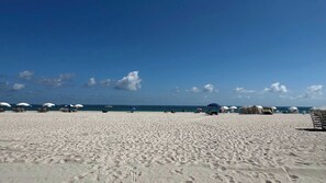 Beach nearby - Art Deco Escape, Steps to Ocean & Free Parking (Miami Beach)