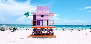 Beach nearby - Steps from Ocean,  Art Deco 1BR  &  Free Parking (Miami Beach)