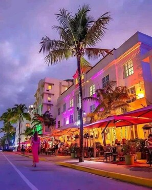 Exterior - Steps from Ocean,  Art Deco 1BR  &  Free Parking (Miami Beach)