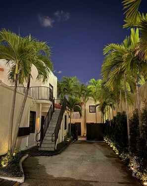 Exterior - Steps from Ocean,  Art Deco 1BR  &  Free Parking (Miami Beach)