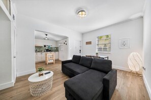 TV - Steps from Ocean,  Art Deco 1BR  &  Free Parking (Miami Beach)