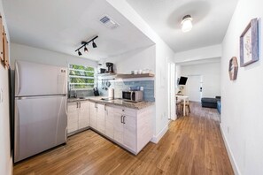 Kylskåp, mikrovågsugn, spishäll och kaffe- och tebryggare