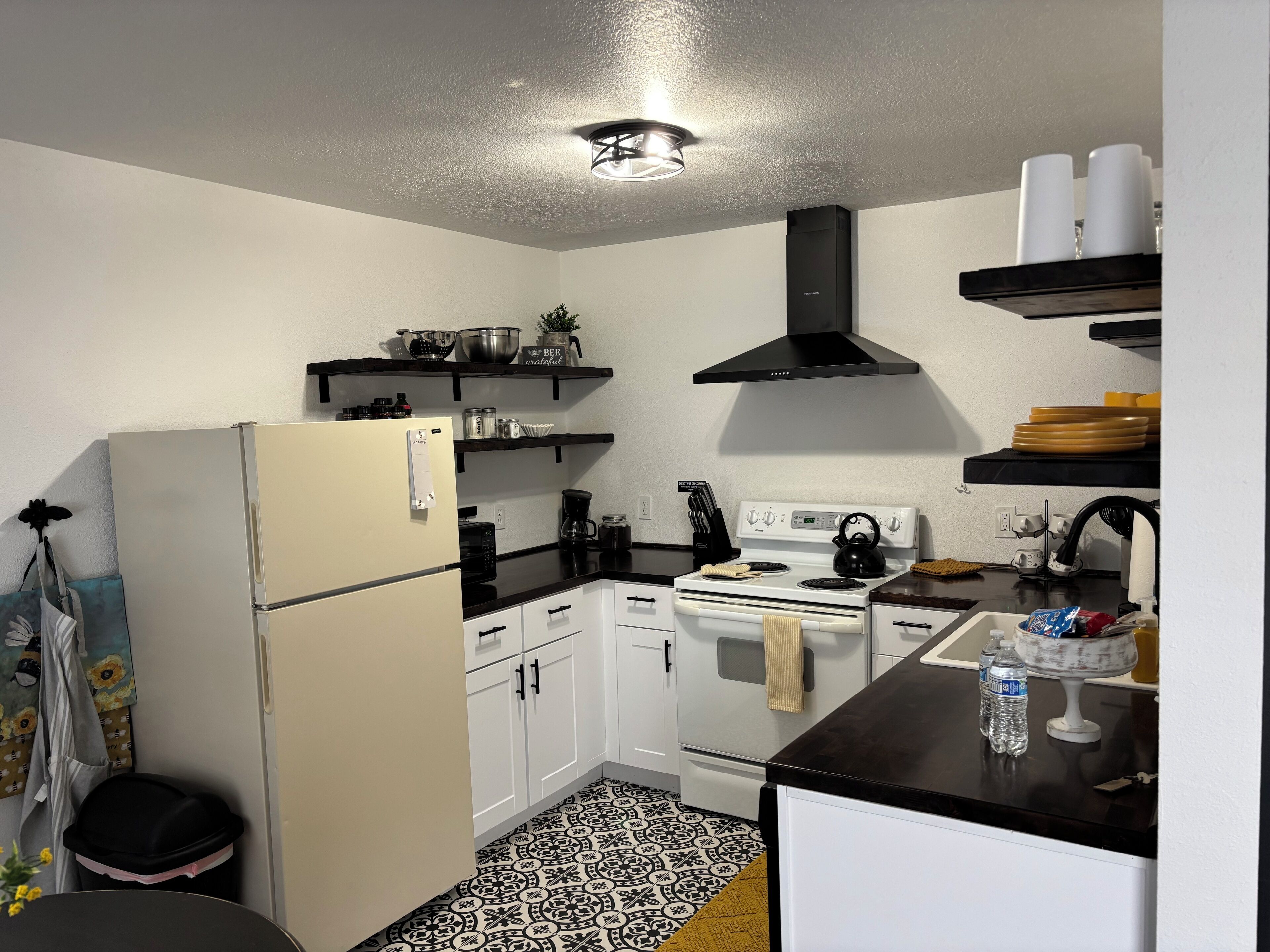 Mikroaaltouuni, uuni, liesi, astianpesukone