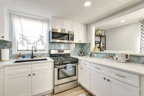 Fridge, microwave, oven, stovetop - Sleeps 20 | 3 Miles to Beach | Fire Pit & BBQ (Galveston)