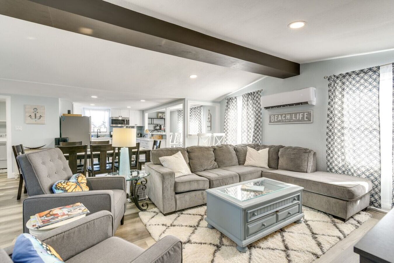 Una televisión, una chimenea, libros