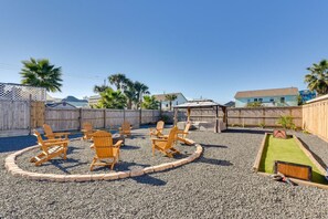 Property grounds - Sleeps 20 | 3 Miles to Beach | Fire Pit & BBQ (Galveston)