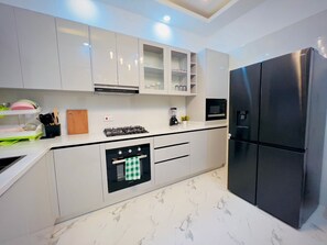 Private kitchen - 2-bedroom apartment in the heart of Lekki; feels just like your home. (Lekki)