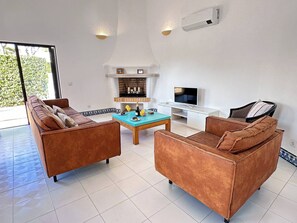 TV, fireplace - Villa Brasil - DistinctMoments powered by BeCherish (Quarteira)