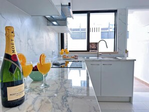 Fridge, microwave, oven, stovetop - Villa Brasil - DistinctMoments powered by BeCherish (Quarteira)